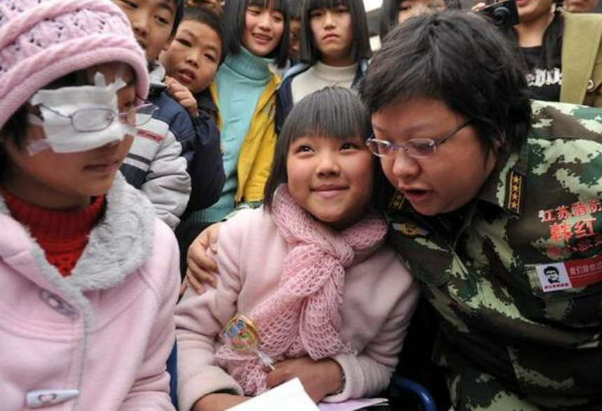 试管婴儿费用10万起步,许多家庭难以承受,为啥不选择领养孩子?