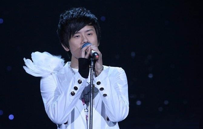 张杰演唱会受伤,去医院缝针先问女儿是否被吓到,后续工作暂停