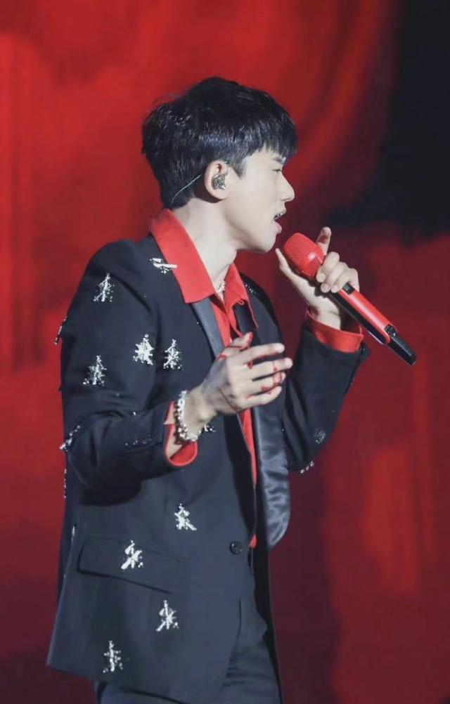 谢娜回应张杰受伤,透露女儿们也去看了演唱会,张杰担心吓到她们