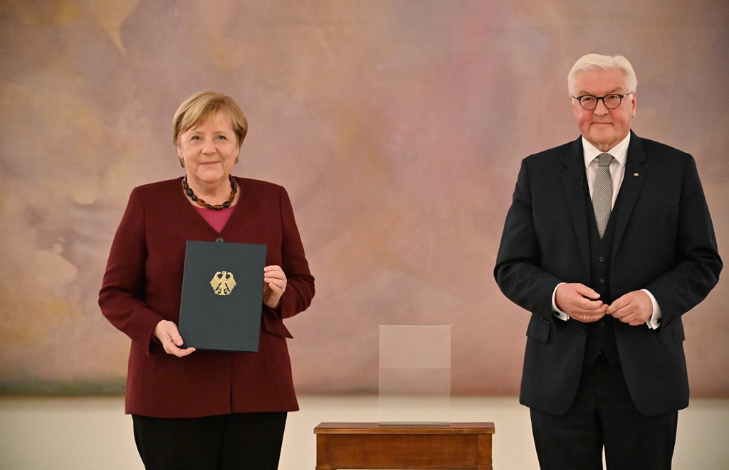 默克尔正式卸任德国总理德国总统向默克尔递交任期结束通知